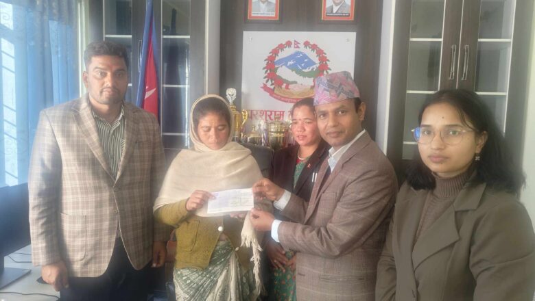 डडेल्धुरामा चट्याङ लागेर मृत्यु भएकाका परिवारलाई २ लाख राहत