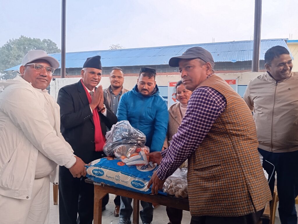 प्रेस चौतारी नेपाल कञ्चनपुर शाखाद्धारा २७ औं स्थापना दिवसको अवसरमा अनाथालयमा फलफुल, खाद्यान्न तथा शैक्षिक सामाग्रि वितरण