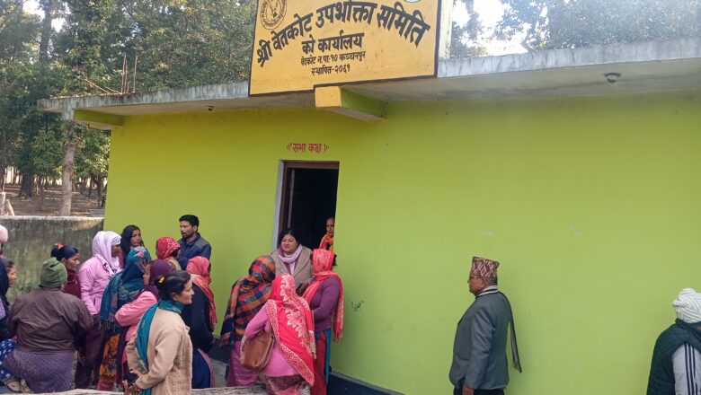 बेदकोटको मध्यवर्ती उपभोक्ता समितिको मनपरीविरुद्ध स्थानीयको विरोध, भिडियो सहित हेर्नुस