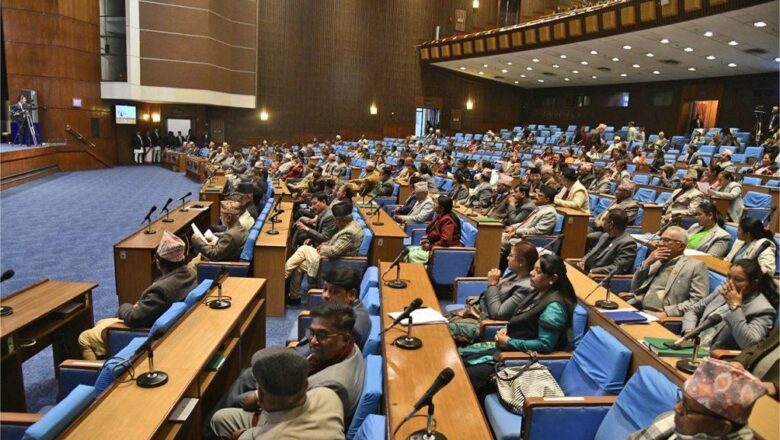 प्रतिनिधि सभा बैठकमा गृहमन्त्री रमेश लेखक विभिन्न पाँचवटा विधेयक प्रस्तुत गर्दै