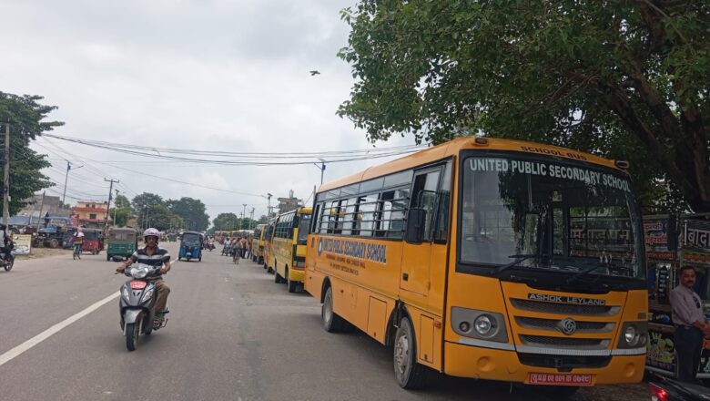 शिक्षा विधेयक विरुद्ध महेन्द्रनगरमा स्कुल वस प्रर्दशन