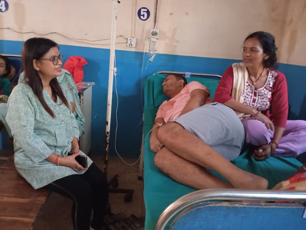 बिरामी पत्रकार विवशलाई भीमदत्तकी उपप्रमुख लेखकद्वारा उपचार खर्च