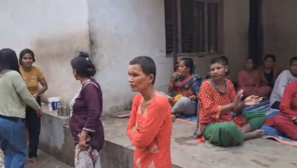 बेलडाडी गाउपालिका उपाध्यक्ष नाथद्धारा मानसिक अवस्था कमजोर भएका दुई जनाको उद्धार