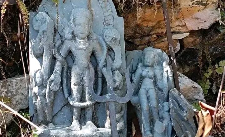 संरक्षण अभावमा बैतडीको कुल्लेककोट दरबारका ऐतिहासिक शिलालेख र मूर्ति जोखिममा