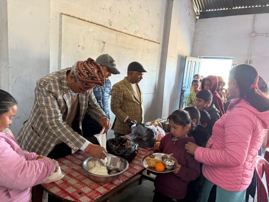 पत्रकार सावदद्धारा फरक क्षमताका बालबालिकालाई खाजा तथा फलफूल वितरण विरेन्द्र बाग,