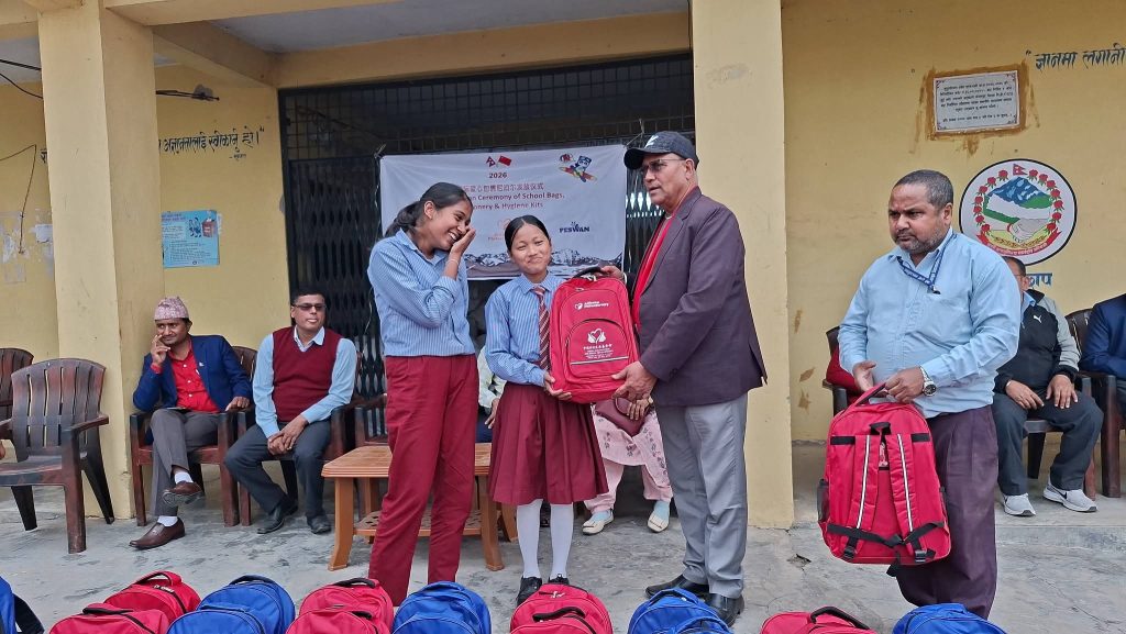 गरिब तथा जेहनदार विद्यार्थीलाई हाइजेनिक किटसहित शैक्षिक सामग्री वितरण